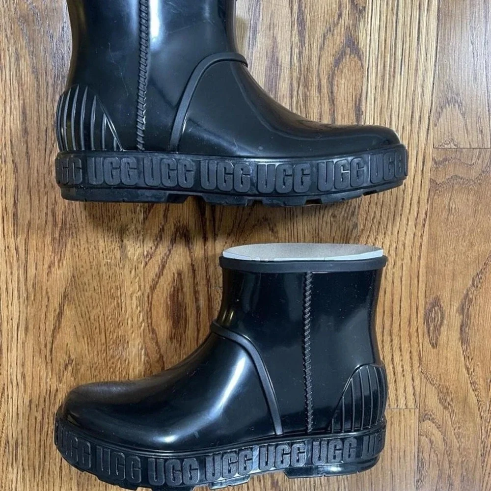 The Unbranded Brand ugg black